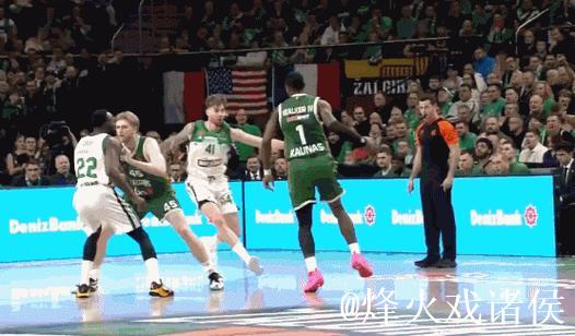 奎塔持球杀入内线双手砸扣，扣篮完成前还吐出舌头庆祝